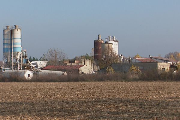 L'entreprise Béton lyonnais (Décines-Charpieu) dans le Rhône est accusée de polluer une nappe phréatique.