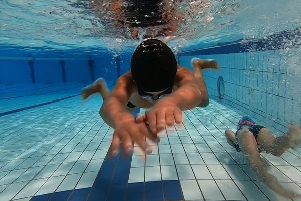 Affluence dans les lignes d'eau à la piscine de Canet-en-Roussillon, dans les Pyrénnées-Orientales, où les médailles de Léon Marchand aux J.O boostent les inscripions des enfants en cours de natation.