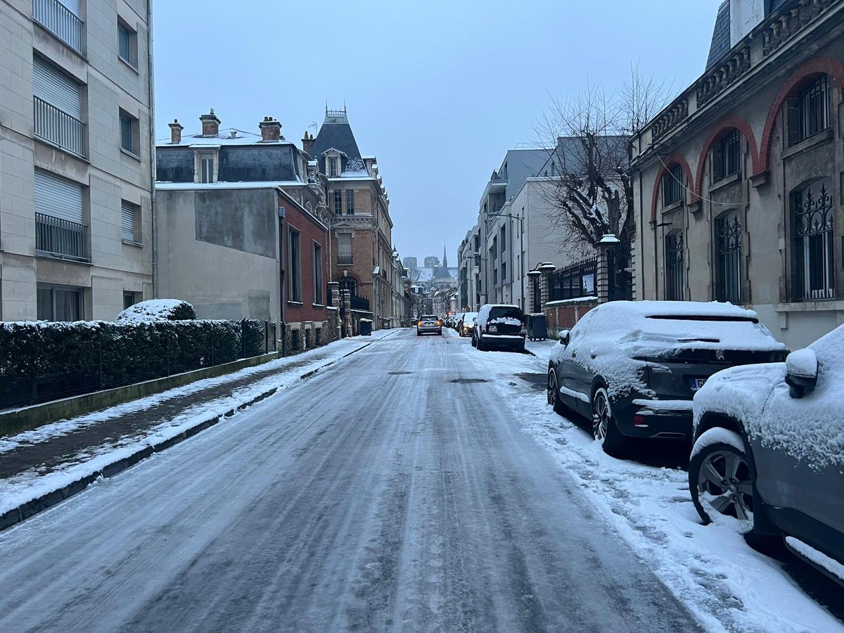 Neige en Moselle : à bord d'une saleuse de la Ville de Metz - France Bleu