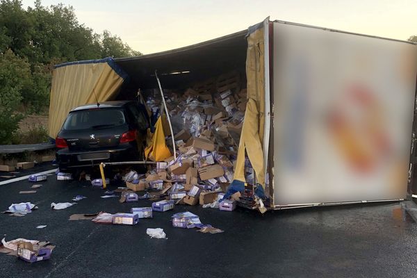 Une voiture est venue s'encastrer dans le poids lourd qui venait de se coucher sur l'autoroute A 20 en début de matinée.