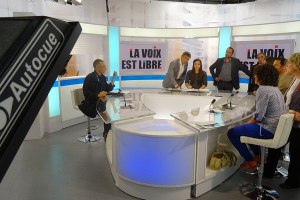 Les téléspectateurs ont pu découvrir l'envers du décor, le prompteur et les coulisses de la fabrication de "La voix est libre"