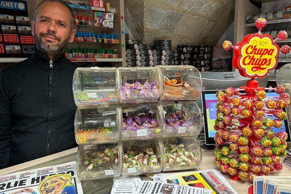 Lorsque j’étais petit garçon, je vous ai volé une poignée de bonbons" : une lettre insolite reçue dans un bar-tabac d’Uzès, dans le Gard