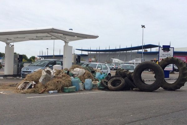 Leclerc de Fougères avec amas de déchets déposés par les agriculteurs en colère ce 22 juin 2015