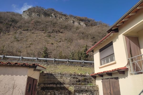 A droite, la maison d'une habitante de Luscan (Haute-Garonne), située en contre-bas de la montagne où la société Socli extrait ses matières premières.