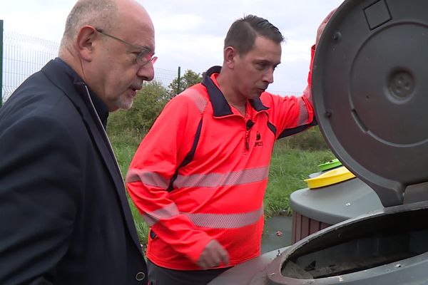 Cette poubelle est endommagée pour la troisième. Cette fois, son couvercle a été scié.