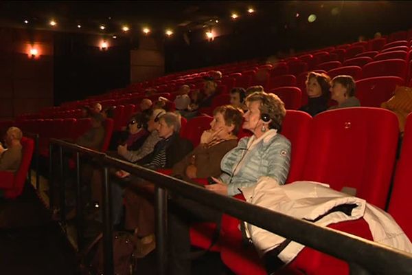 Les spectateurs sont équipés d’un casque relié à un boitier qui leur permet d’entendre les descriptions insérées entre les dialogues du film.