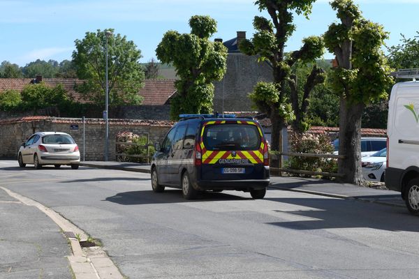 Un véhicule de la gendarmerie à Courville, dans la Marne, où a été retrouvé le corps du jeune homme.