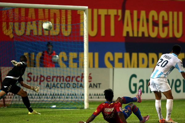 Tshibumbu a inscrit le deuxième but de ce match malgré la défense de Phojo.