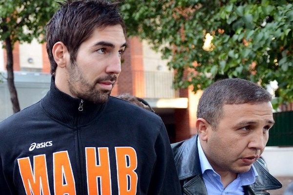 Nikola Karabatich et un fonctionnaire de police à la sortie du stade