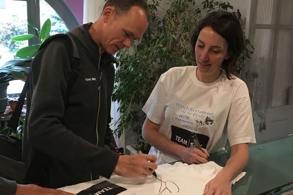 Chris Froome signe un maillot à Châteauneuf-de-Randon (Lozère) - 22 juillet 2018.