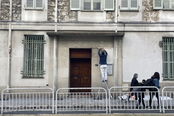 La découverte de traces de sang sur la façade d'une école a ému les élèves, les parents, riverains et commerçants des abords de l'école Papon, à Nice le 10 janvier dernier. Très vite, les taches étaient nettoyées.