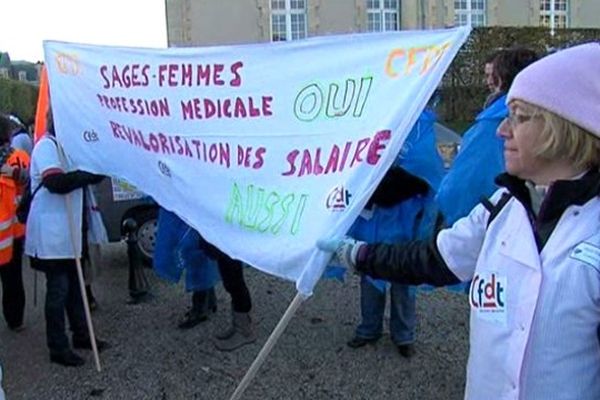 Manifestation de sages femmes devant la mairie de Caen ce mardi matin