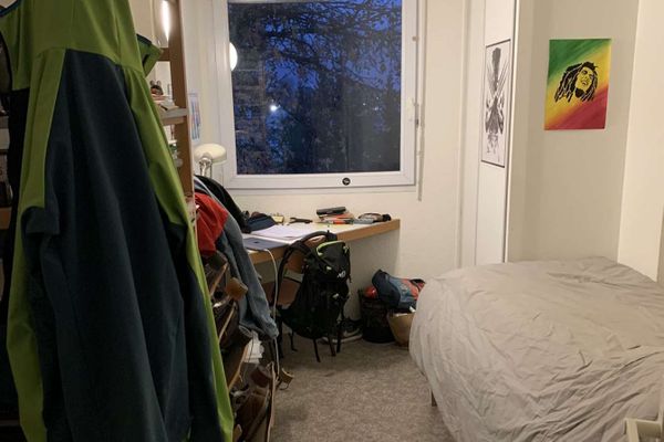 10 à 12 m2, c'est la superficie d'une chambre en résidence universitaire. Un espace plus que restreint pour étudier et se confiner, "sans savoir quand on pourra rentrer chez nous".