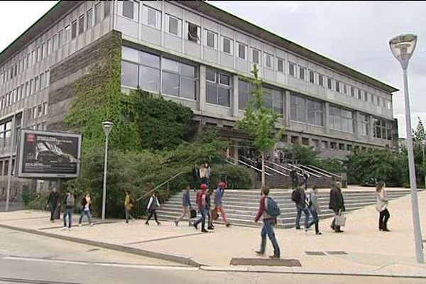 En 2017, la fusion entre les deux Universités clermontoises sera officielle  : L'Université d'Auvergne et l'Université Blaise Pascal changeront de nom et deviendront Université Clermont Auvergne.