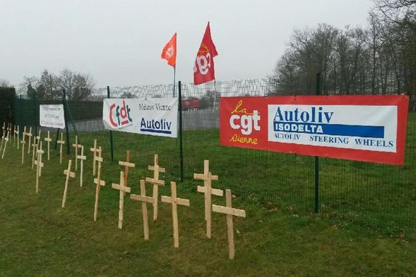 225 croix plantées devant l'usine pour les emplois menacés