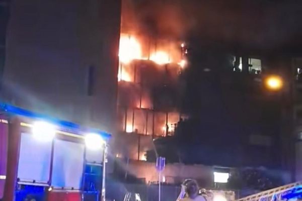 Un immeuble a été détruit par les flammes quartier Borderouge à Toulouse (Haute-Garonne).