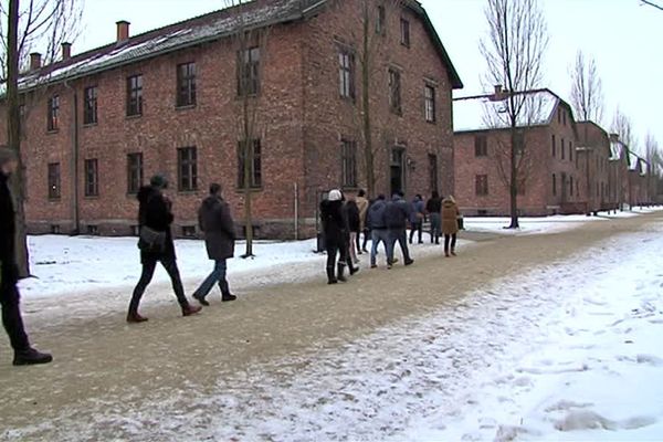 Le 18 janvier 2017, les lycéens normands marchent dans le camp d'Auschwitz