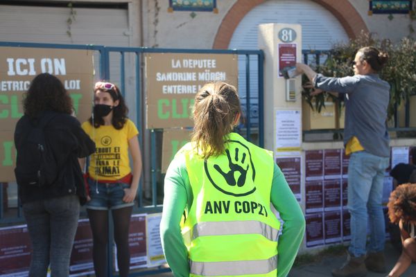 Des militants d'ANV-COP21 devant la permanence de la députée (LREM) Sandrine Mörch