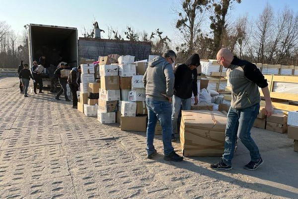 Les bénévoles de Malbork en Pologne déchargent l'un des camions de dons de Margny-lès-Compiègne