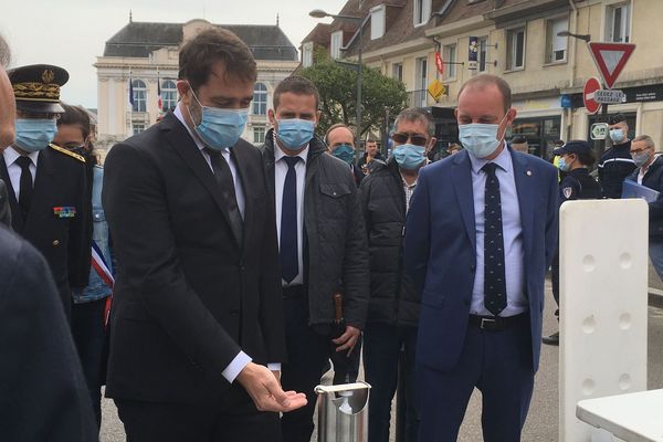 16 mai 2020 - Christophe Castaner devant un distributeur de gel hydroalcoolique à l'entrée du marché d'Yvetot (Seine-Maritime)