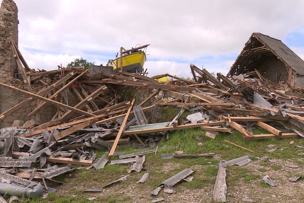 "Dans les villages, il y a bien une soixantaine de personnes qui ont des dégâts sur leur habitation, surtout les toitures, et puis les agriculteurs avec les clôtures."