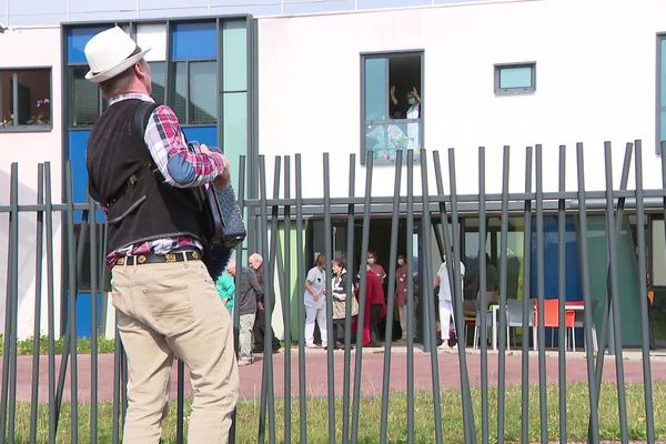 L'accordéoniste Dany Moureaux venu soutenir les résidents et soignants de l'Ehpad d'Audincourt dans le Doubs.