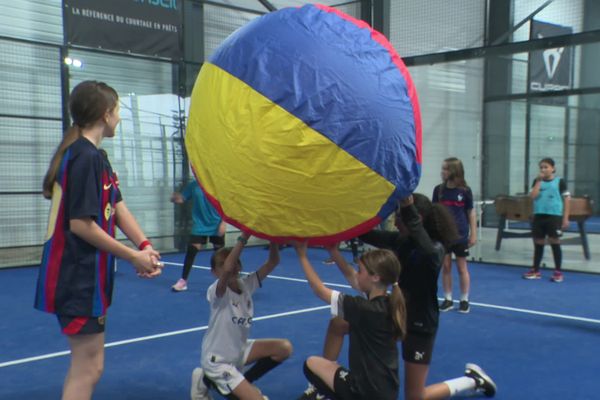 Le kin-ball, sport canadien, est un des sports proposé dans les sessions de Fabrice Nipleur.