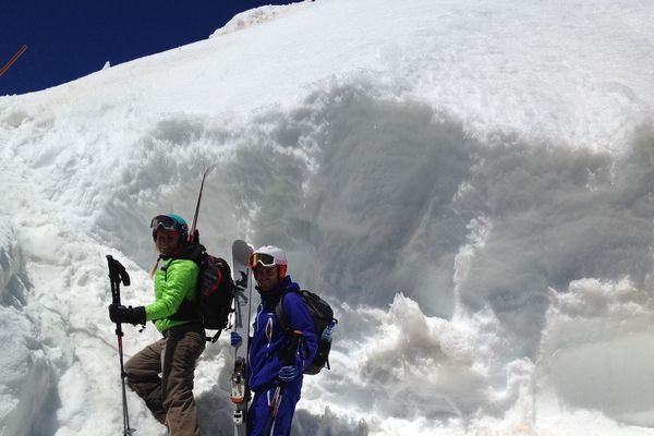 Un mur de neige pour accéder au départ du Pic