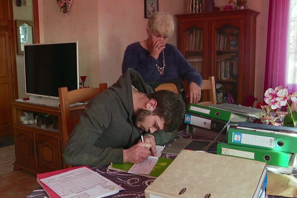 Dorian, jeune agriculteur de Haute-Loire, ne se tire aucun revenu et vit grâce au soutien de sa mère.