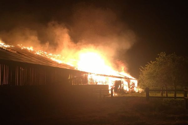 Dans la nuit du jeudi 31 mai au vendredi 1er juin, les sapeurs-pompiers du Calvados sont intervenus sur deux incendies de bâtiments agricoles.