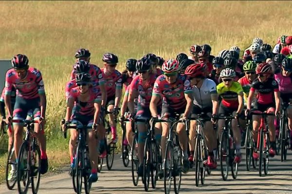 Les 13 participantes sont accompagnées, à chaque étape, par des cyclistes locales.