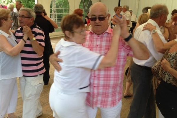 Le public est invité à danser après le déjeuner.