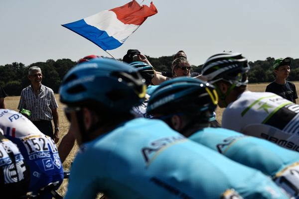 Des coureurs cyclistes passant dans la région d'Amiens lors du Tour de France 2018.