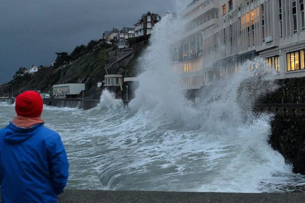 Photo d'archive: gros coup de vent sur Granville en janvier 2016