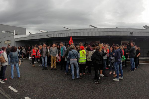 Depuis samedi 9 juin 2018, des salariés manifestent devant les locaux de l’ESAT du Brézet (Clermont-Ferrand), gérée par l’Adapei 63, association d'aide et d'insertion des personnes en handicap mental. 