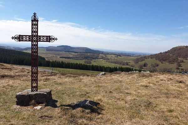 Sur les hauteurs de Besse-et-Saint-Anastaise, la petite chapelle s'enveloppe d'une ambiance de recueillement. En l'absence de pèlerins, il règne ici une impression de bout du monde. 