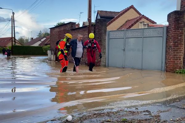 À Blendecques ce mardi 7 novembre dans la matinée, un habitant est évacué par les pompiers.