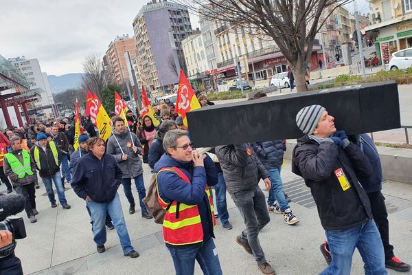 Mardi 7 janvier, une centaine de cheminots ont procédé à Clermont-Ferrand à l'enterrement symbolique de la réforme des retraites et de la SNCF.