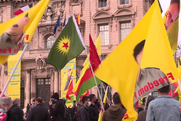 A Marseille, les opposants au chef de l''Etat turc,se sont retrouvés sur la place de l'hôtel de ville.