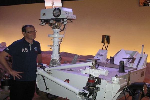 Sylvestre Maurice sur le sol reconstitué de Mars à la Cité de l'Espace