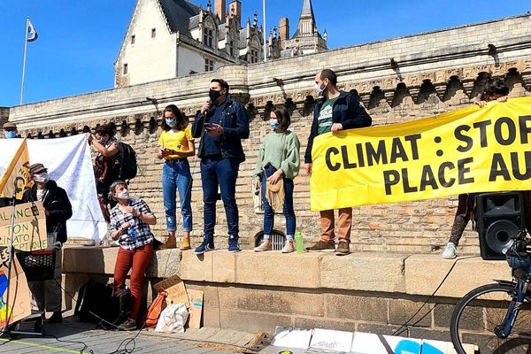 William Aucant a pris la parole lors de la marche pour une loi climat ambitieuse, ce dimanche 28 mars à Nantes 