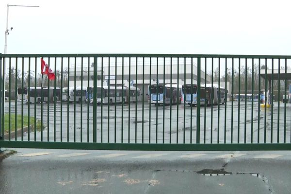 Le dépôt de bus de Saint-Ouen-l'Aumône ce jeudi matin, au lendemain de l'intervention des forces de l'ordre.