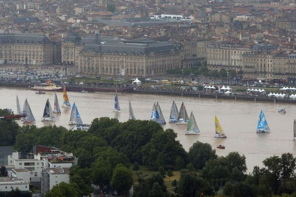 Les 43 bateaux se sont élancés ce dimanche 4 juin sur la Gironde, traversant Bordeaux.