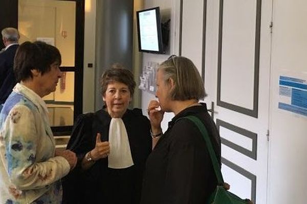 Corinne Lepage, avocate de la maire Paulette Deschamps (à gauche).