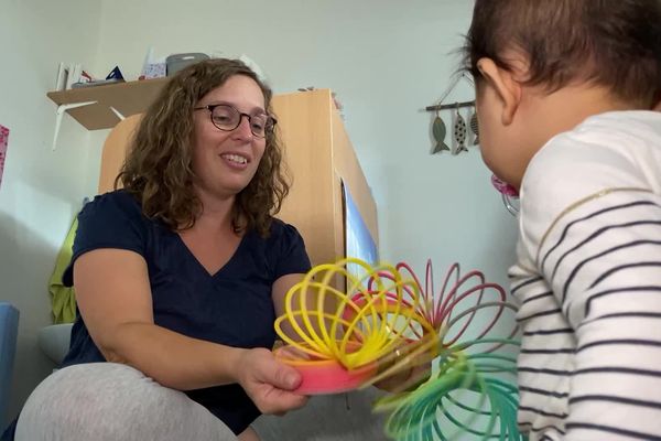 Les nouveaux diplômés peinent parfois à se confronter à la réalité du travail dans les crèches.