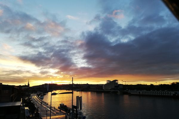 Lever de soleil sur la Seine à Rouen, vu des terrasses de France 3 Normandie.