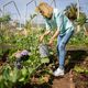 Entretnir et arroser son jardin tout l'été est indispensable pour assurer une belle récolte ou une floraison abondante.