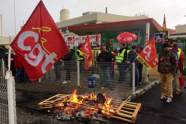 150 salariés de l'usine nucléaire Areva se sont rassemblés devant l'usine pour dénoncer la suspension de 95 postes - 6 mars 2017