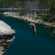 Ce Jurassien passionné de cliff jumping, saute depuis les falaises et cascades du monde entier.