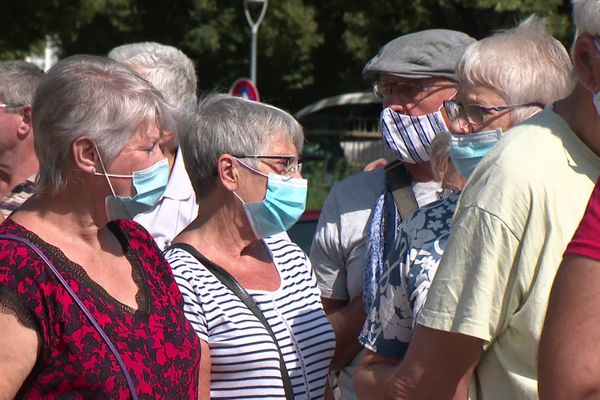 Le port du masque, rendu obligatoire désormais dans de nombreuses communes. 